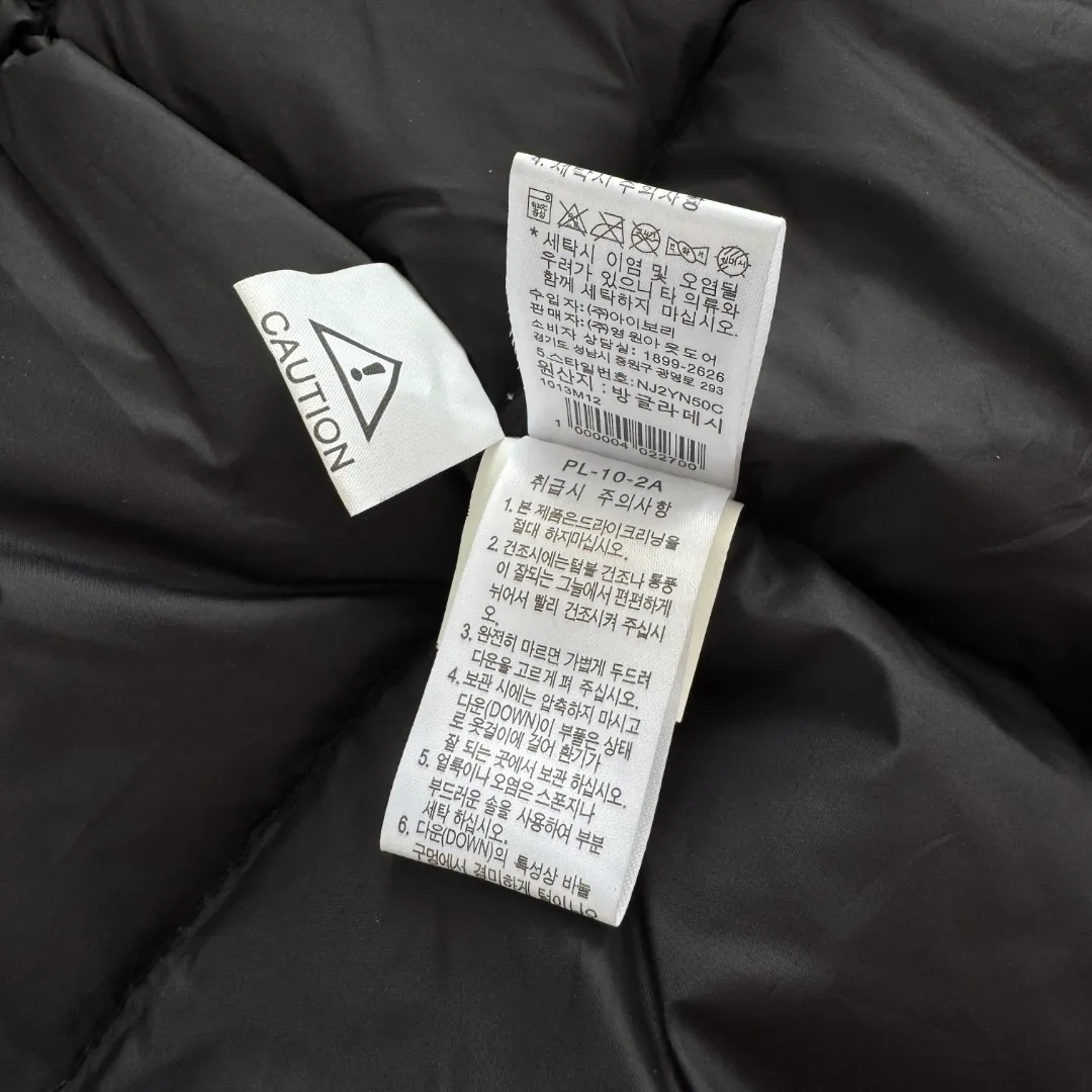 💰P390 Self-photographed. Colleagues please do not pass it off as inferior or stolen pictures! Style number: Y 66-𝗧𝗵𝗲 𝗡𝗼𝗿𝘁𝗵 𝗙𝗮𝗰𝗲｜Japanese version of North Face RETROHIMALAYAN Peak Himalayan Mountaineering Series hooded down jacket ‼ ️Can be recommended! Long-term availability, non-stop supply! Notes on returns and exchanges within 15 days of after-sales arrival: 1: Affecting 2 sales 2: Tag removal 3: Clothes have odor (such as perfume, etc.) These are not supported for returns and exchanges. Others are returned and exchanged normally! 4: If you encounter the wrong goods, wrong size, dirty damage, etc., you can contact online customer service as soon as possible to make up for the return shipping cost [Team studio, physical stall Wholesale customers, group purchasing agents, Internet celebrity supply private chat! 】 -The top original replica version refers to the highest version in China (there is no one). Our products must be high-quality (make a piece of clothing that is ZP when placed in the counter) - Filled with down cotton inside, good fluffiness, excellent thermal insulation effect. One piece is enough in winter. High Quality In Stock, can be recommended as the main product -Customized original waterproof fabric -Three-label accessories, complete accessories, original hardware Fabric: Customized 14D high-strength nylon fabric, thick texture, waterproof fabric, tear-resistant, using ZP consistent single-layer fabric (non-commercial currency contains gallbladder) Embroidery: Japanese Behringer embroidery machine, custom-made 10,000-needle electric embroidery, using imported No. 7 needles and imported embroidery thread, the embroidery is full and three-dimensional, 100% restored to ZP. Accessories: Use original Yoshida YKK zipper, with clear lettering, high weight, and can withstand 100,000 pulls and wear. Drawstring, multi-function buckle, Velcro, washable label, laser anti-counterfeiting, all are original molded 1:1 pairs at the counter, making down cotton woven categories, making an original product with heart, so that every customer has the confidence to introduce to his customers: This is the top replica version in China. Color: Black Gray Size: S M L XL XXL